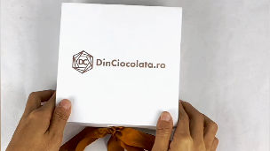 confezione regalo pieghevole bianca con logo personalizzato stampato