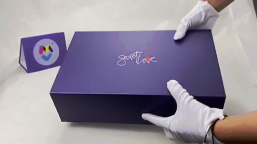 confezione regalo magnetica personalizzata con stampa di colore viola con  fustellato  EPE schiuma
